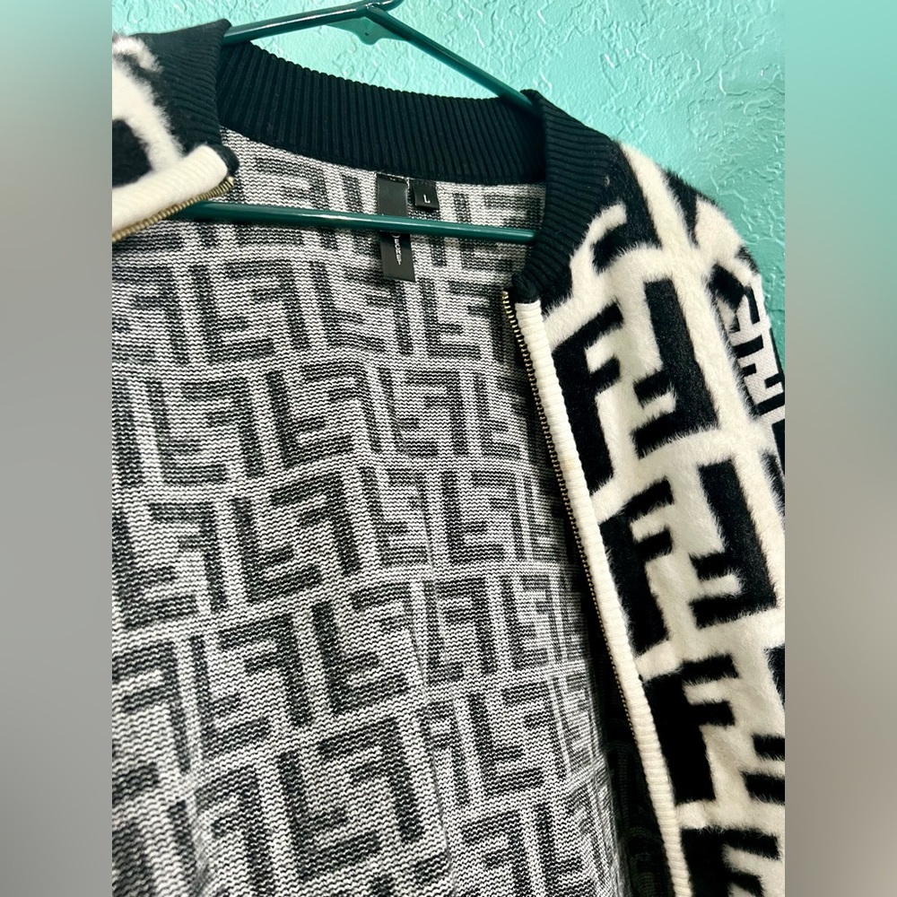 👑✅PRICE FIRM✅ Fabulous White and Black Fashion FF Faux Fur Sweater Jacket - Picture 7 of 17